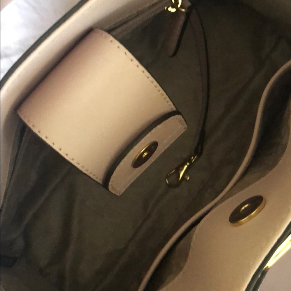 Micheals Kors purse - Picture 3 of 4